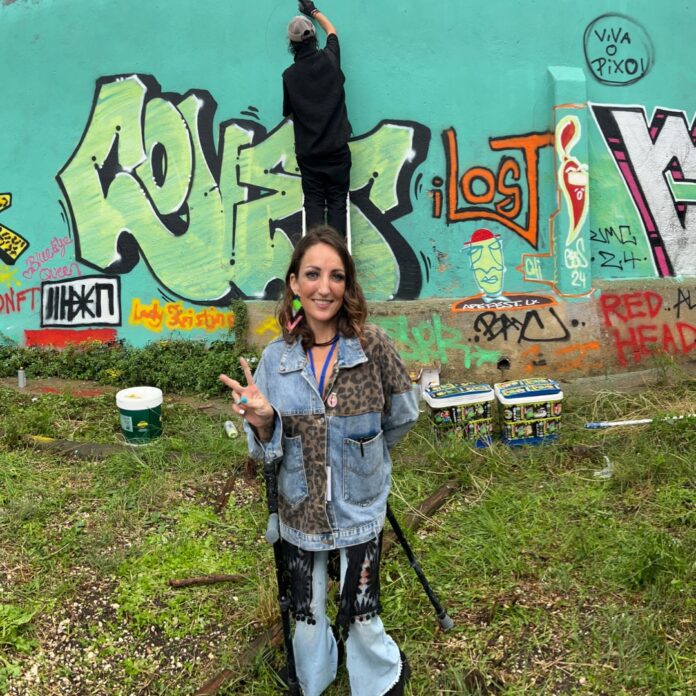 Creating art that feels like freedom. Fun, fruitful days as an independent abstract artist doing good things for the soul & the community. 🖌️ #selfieoftheday Let’s connect: 🔗 melissadivietri.com/art #ArtLife