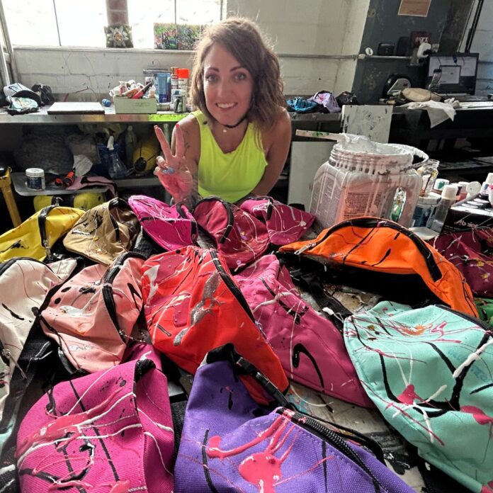 Freedom is a canvas. I’m an independent abstract artist making life fun, fruitful, & meaningful by doing good & creating from the heart. 🎨 #selfieoftheday View my gallery: 🔗 www.melissadivietri.com/art #ArtLife