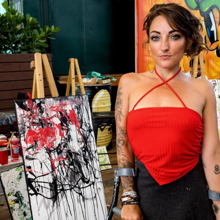 Being independent means freedom to create bold art & help others. I’m a fun, abstract artist with a fruitful mission: spread color & kindness. 🖌️ #selfieoftheday⠀ ⠀ Follow my path: 🔗 www.melissadivietri.com/art #newart