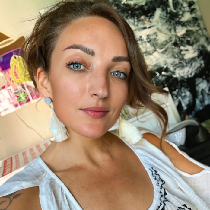 I paint freedom, passion, & a bit of chaos. Being an abstract artist fuels my independence & sparks good vibes everywhere. Life’s more fun when art leads the way. 🖌️ #selfieoftheday⠀ ⠀ See my creations: 🔗 www.melissadivietri.com/art #ArtLife