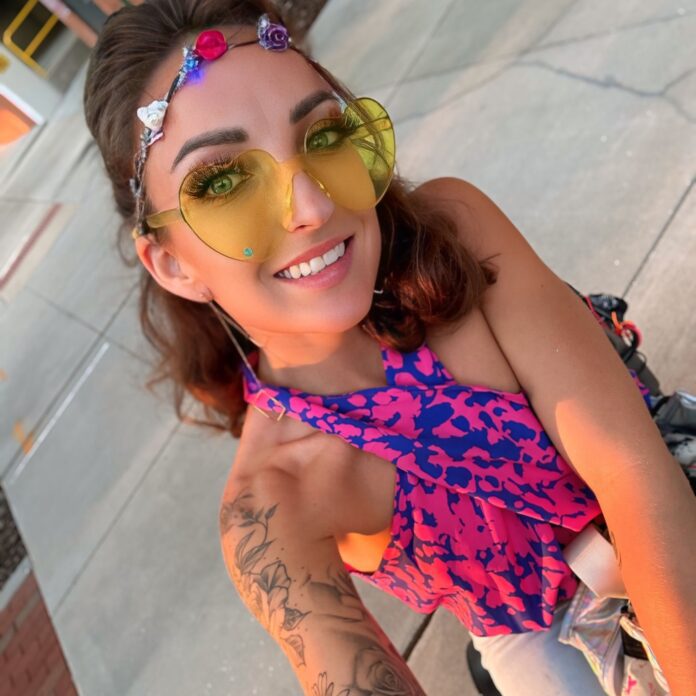 Fun, fruitful days covered in paint splashes & big dreams. I’m an independent abstract artist making waves & doing good. Art keeps me moving forward. 🖼️ ⠀ ⠀ Dive into my art: 🔗 www.melissadivietri.com/art #selfieoftheday