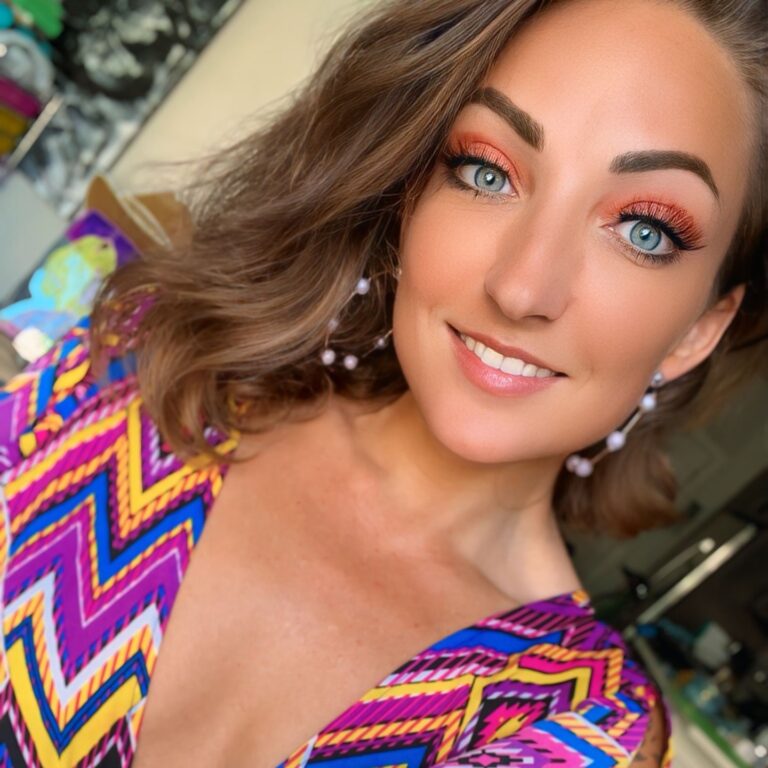 Life has always been unpredictable — so I let my art embrace that.⠀ ⠀ What you’ll find in my work isn’t neat or polished — it’s honest. Abstract art is my way of saying: “This is real, this is me, this is enough.⠀ #selfieoftheday https://melissadivietri.com/art/