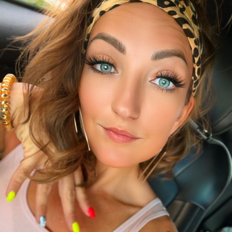 What you’ll find in my work isn’t neat or polished — it’s honest. Abstract art is my way of saying: “This is real, this is me, this is enough.”⠀ Step inside: 🔗 https://melissadivietri.com/art/ #selfieoftheday @missydi