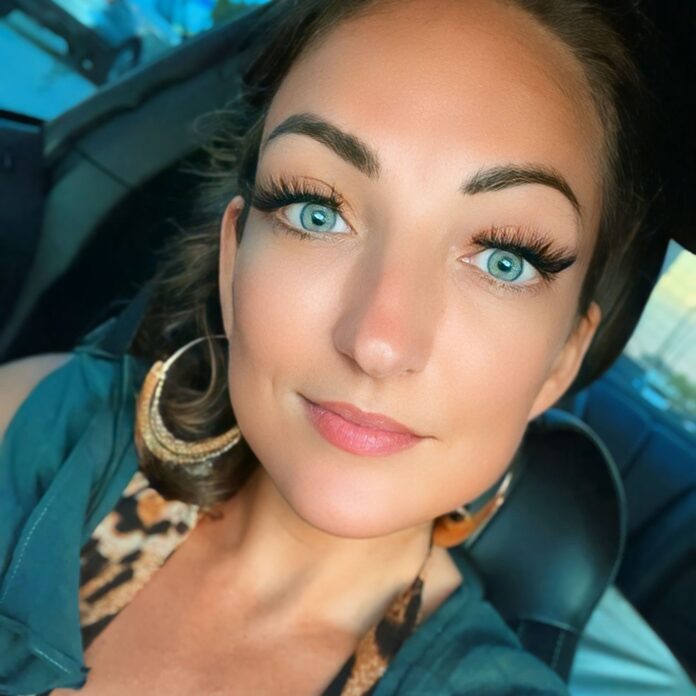 When you stand in front of my work, you’re not supposed to “understand.” You’re supposed to feel. That’s where the truth lives.⠀ Discover it: 🔗 ⠀ #selfieoftheday https://melissadivietri.com/art/