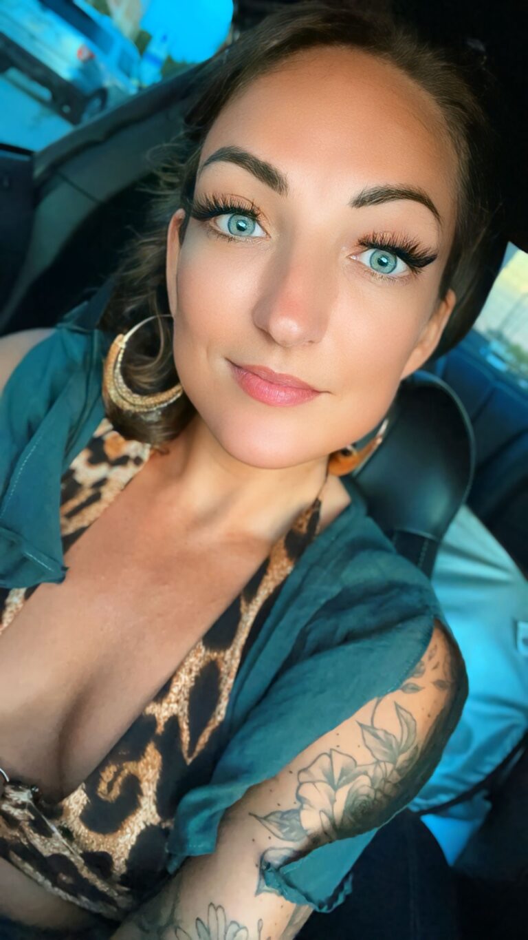 My independence lives in these colors. My Detroit roots, my travels, my scars — all pulsing through paint. Art is how I answer back when life tries to silence me. Loud, unapologetic, and with more energy than fear could ever take away. 🖌️#selfieoftheday https://melissadivietri.com/art/