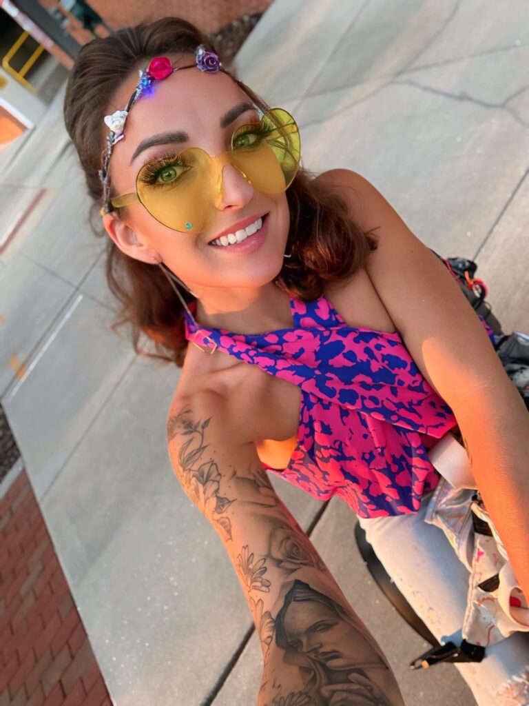 gm Some write journals, I paint them. These canvases are pages of my autobiography—messy, stained, unfinished, but real. Every color is a sentence, every stroke a confession. 🎨 Read it here: 🔗 #LifeInArt https://melissadivietri.com/art/