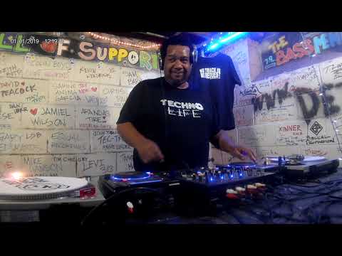 Techno DJ Shuts Down 8 Mile Bassment With Live Underground Set 🎧 #DetroitTechno