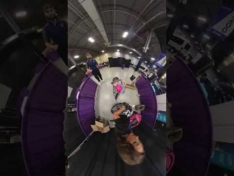 Artist Sets Up Her Art Booth From Scratch And It’s Stunning 🎪 #AbstractArtist