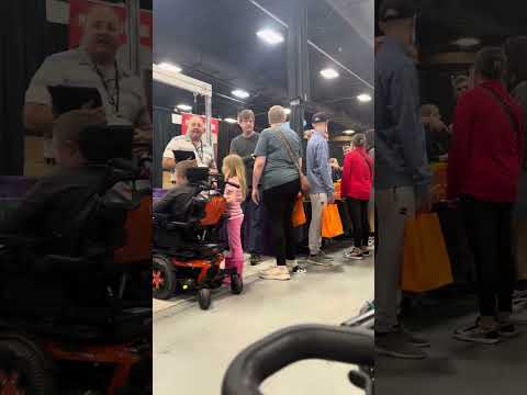 Abilities Expo Crowd Gathers As I Paint Bold Abstracts Live 💥 #AdaptiveArtist