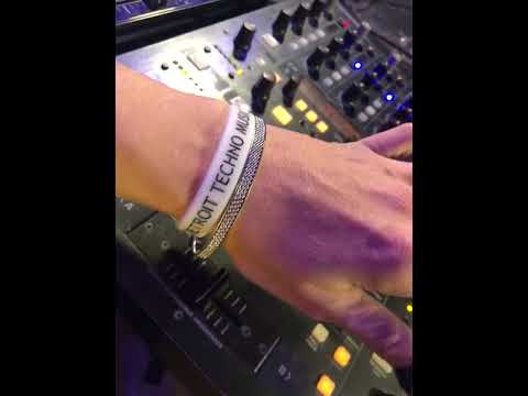 Techno Beats & Live Canvas Art in Detroit’s Underground 🎶🖌️ #LiveDJSet #TechnoArt