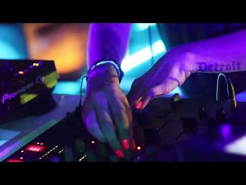 Tech House Frenzy: DJ Missy DI Electrifies Medellín Rooftop Crowd #TechHouse #DJMissyDI